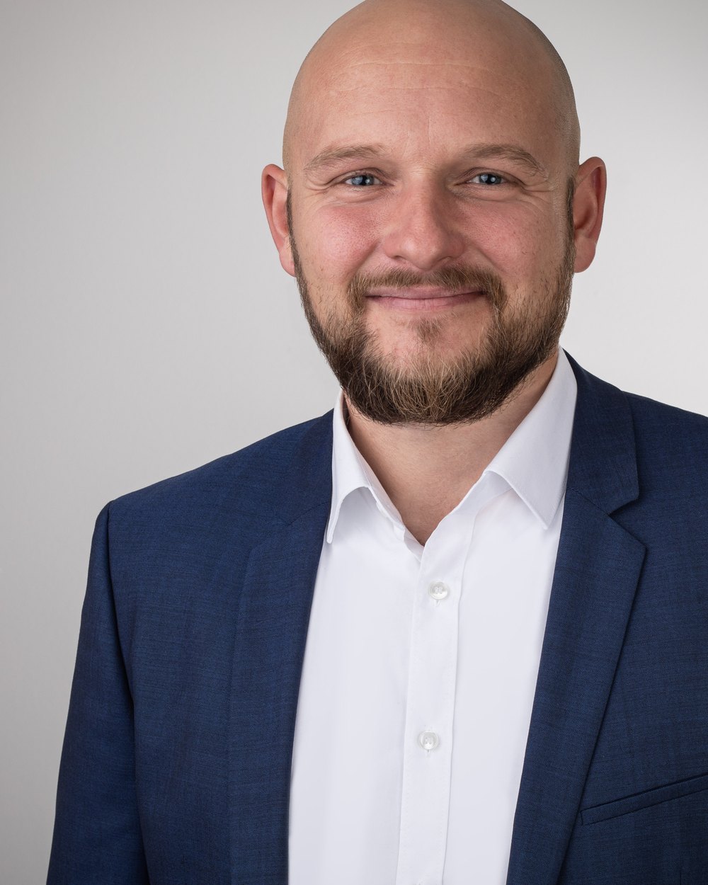 Andreas Klare, Portraet im Anzug.